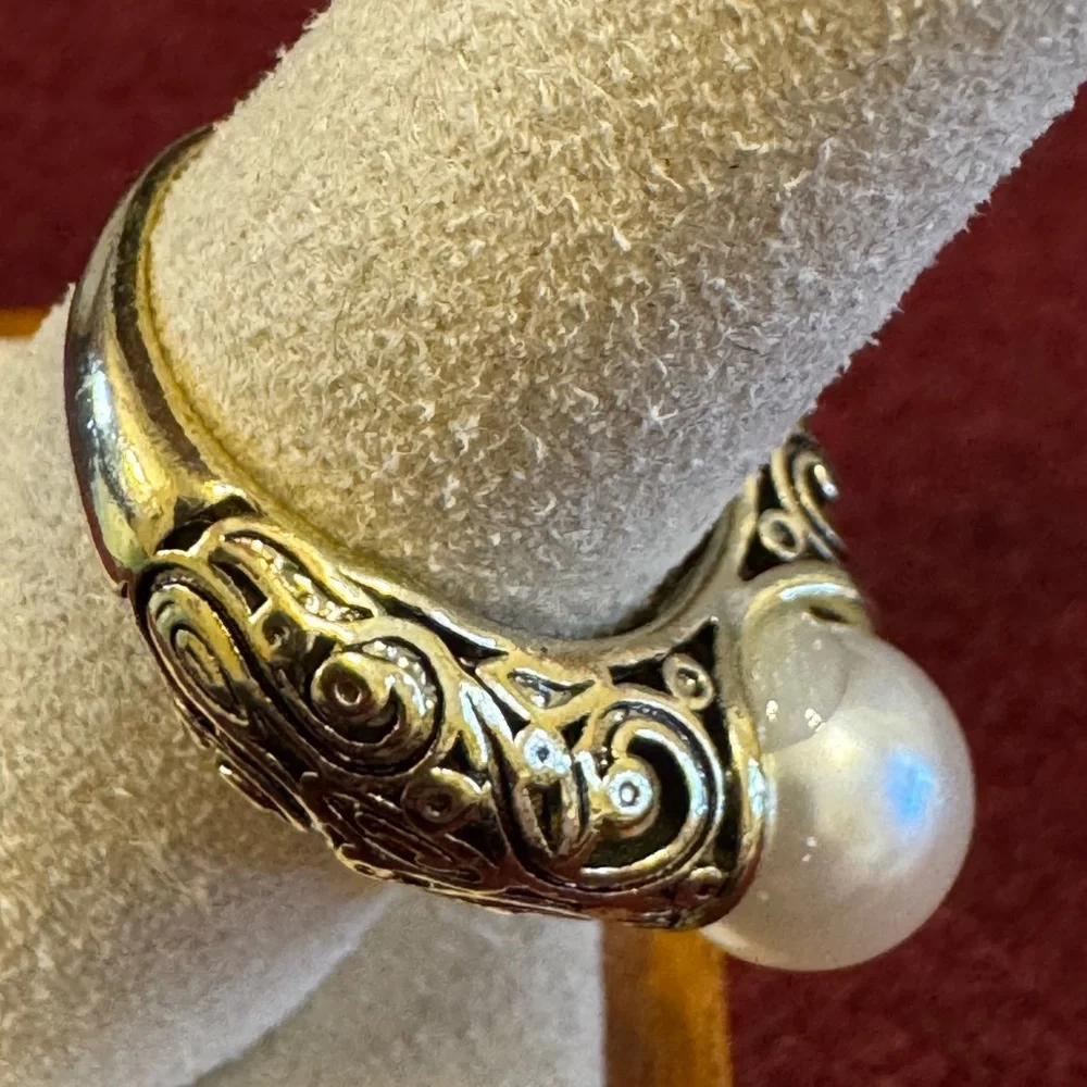 NWOT boutique style silver tone filigree band w/imitation pearl